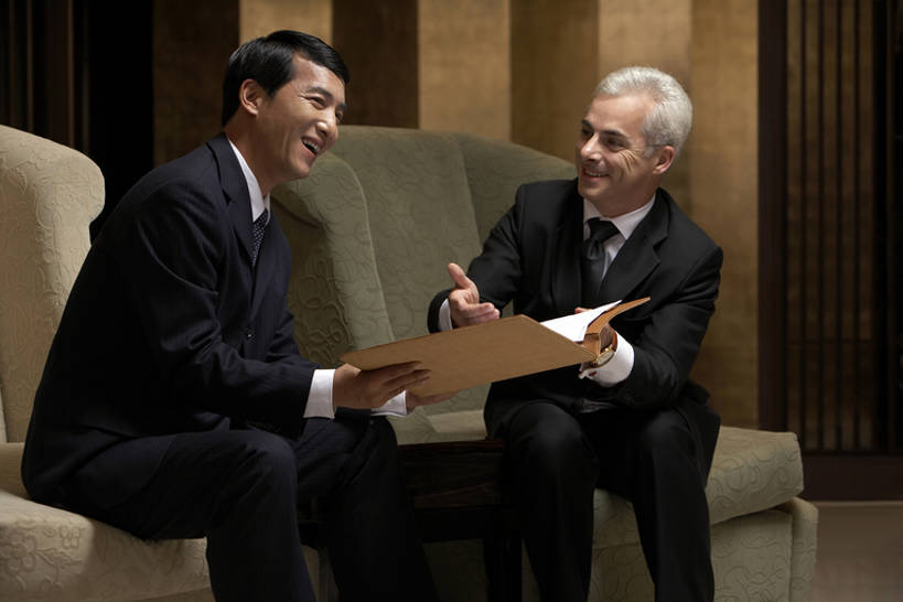 东方人,成年人,中年人,老年人,两个人,同事,商务人士,商务男性,笑,微笑,横图,室内,侧面,衬衫,商务,讨论,快乐,通讯,幸福,成功,合作,团队,集体,信心,椅子,上海,中国,亚洲,握,套装,开会,工作,会议,文件,队伍,手势,职业,面对面,同意,握着,摄影,合同,领导,指着,愉悦,经理,成就,商务装,合伙,领袖,工薪阶层,东亚,陪同,采访,陪伴,把握,团结,男人,男性,白种人,亚洲人,中国人,白领,上班族,说话,坐着,彩图,衬衣,建议,打手势,商务会议,掌控,伴随,bj175