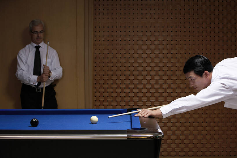 东方人,成年人,中年人,老年人,两个人,同事,商务人士,商务男性,横图,室内,留白,侧面,衬衫,商务,快乐,幸福,成功,比赛,运动,合作,团队,集体,信心,竞争,台球,上海,中国,亚洲,弯腰,握,套装,球袋,球杆,桌球台,玩,注视,娱乐,队伍,观察,看,站着,休闲,概念,握着,摄影,生活方式,观看,察看,专心,领导,享乐,愉悦,成就,关注,娱乐活动,瞄准,爱好,商务装,合伙,领袖,斯诺克,工薪阶层,台球室,东亚,陪同,策略,技能,陪伴,男人,男性,白种人,亚洲人,中国人,白领,上班族,休闲活动,张开手臂,半身,彩图,衬衣,焦距,伴随,bj175