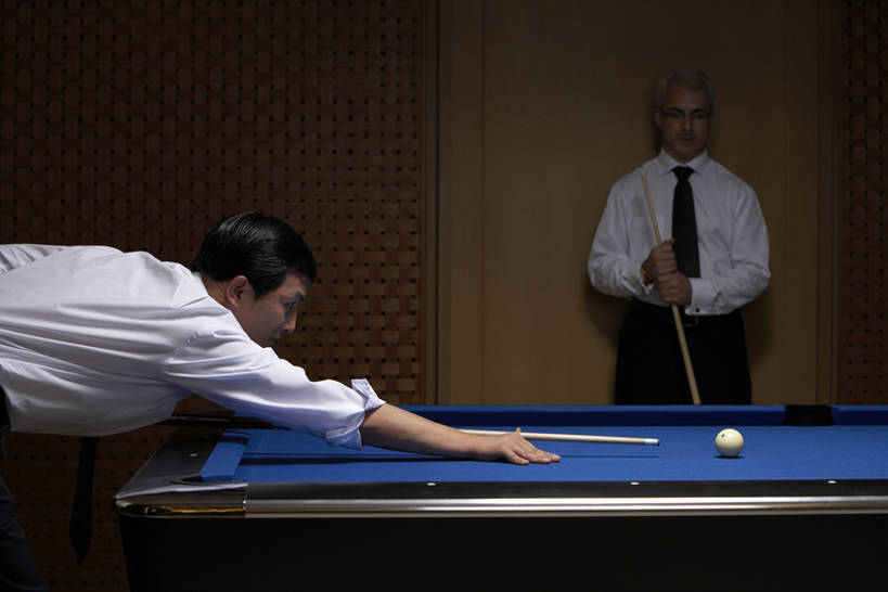 东方人,成年人,中年人,老年人,两个人,同事,商务人士,商务男性,横图,室内,侧面,衬衫,商务,快乐,幸福,成功,比赛,运动,合作,团队,集体,信心,竞争,台球,上海,中国,亚洲,弯腰,握,套装,球袋,球杆,桌球台,玩,注视,娱乐,队伍,观察,看,站着,休闲,概念,伸手,握着,摄影,生活方式,观看,察看,专心,领导,享乐,愉悦,成就,关注,娱乐活动,瞄准,爱好,商务装,合伙,领袖,斯诺克,工薪阶层,台球室,东亚,陪同,策略,技能,陪伴,男人,男性,白种人,亚洲人,中国人,白领,上班族,休闲活动,张开手臂,半身,彩图,衬衣,焦距,伴随,bj175