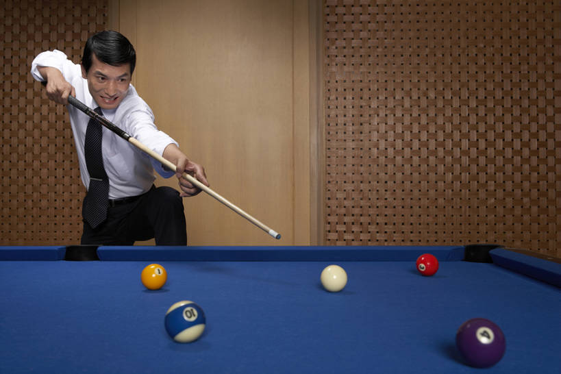 东方人,成年人,中年人,老年人,一个人,商务人士,商务男性,横图,室内,留白,正面,衬衫,商务,快乐,幸福,比赛,运动,信心,台球,上海,中国,亚洲,仅一个男性,仅一个人,仅一个中年男性,握,套装,球袋,球杆,桌球台,玩,注视,娱乐,观察,看,站着,休闲,握着,摄影,生活方式,观看,察看,专心,享乐,愉悦,关注,娱乐活动,决心,瞄准,爱好,商务装,进攻,斯诺克,工薪阶层,台球室,东亚,策略,认真,男人,男性,中年男性,亚洲人,中国人,白领,上班族,休闲活动,彩图,衬衣,bj175