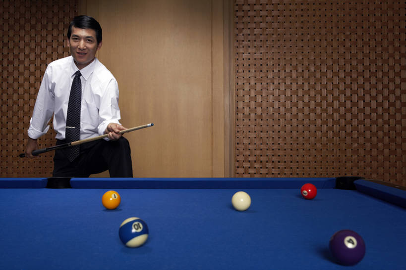 东方人,成年人,中年人,老年人,一个人,商务人士,商务男性,微笑,横图,室内,留白,正面,衬衫,商务,快乐,幸福,比赛,运动,信心,台球,上海,中国,亚洲,仅一个男性,仅一个人,仅一个中年男性,握,套装,球袋,球杆,桌球台,玩,注视,娱乐,观察,看,站着,休闲,握着,摄影,生活方式,观看,察看,享乐,愉悦,关注,娱乐活动,肖像,爱好,商务装,斯诺克,工薪阶层,台球室,东亚,男人,男性,中年男性,亚洲人,中国人,白领,上班族,休闲活动,彩图,衬衣,摆拍,bj175