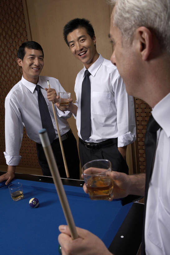 东方人,成年人,中年人,老年人,三个人,同事,商务人士,商务男性,笑,微笑,竖图,室内,正面,衬衫,聚会,商务,快乐,幸福,成功,比赛,运动,合作,团队,集体,信心,台球,玻璃,上海,中国,亚洲,喝,握,套装,欢呼,球袋,球杆,聚餐,桌球台,酒类,玩,娱乐,队伍,饮食,饮料,站着,休闲,面对面,举杯,握着,摄影,生活方式,领导,享乐,愉悦,成就,娱乐活动,爱好,商务装,合伙,领袖,斯诺克,工薪阶层,台球室,东亚,陪同,陪伴,老年男性,男人,男性,年轻男性,白种人,亚洲人,中国人,年轻人,白领,上班族,休闲活动,半身,彩图,高角度拍摄,衬衣,混合饮料,伴随,bj175