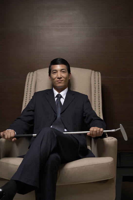 东方人,成年人,中年人,老年人,一个人,商务人士,商务男性,办公室,微笑,竖图,室内,留白,正面,衬衫,商务,快乐,幸福,骄傲,成功,信心,沙发,椅子,上海,中国,亚洲,仅一个男性,仅一个人,仅一个中年男性,握,套装,玩,注视,娱乐,一个,观察,看,握着,财富,摄影,生活方式,单个,观看,权威,察看,领导,高雅,享乐,经理,成就,关注,华贵,肖像,商务装,高尔夫球棒,工薪阶层,东亚,能力,把握,高尔夫球运动,男人,男性,中年男性,亚洲人,中国人,白领,上班族,盘着腿坐,坐着,彩图,衬衣,首席执行官,摆拍,态度,掌控,bj175