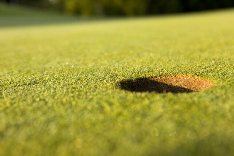 无人,体育馆,运动场,横图,室外,特写,白天,正面,成功,运动,草地,日出,日光,高尔夫球,球洞,洞,玩,体育场,高尔夫球场,草,树,绿色,夏天,休闲,健康,靶子,放松,财富,摄影,生活方式,宁静,高雅,愉悦,早晨,户外活动,高尔夫球棒,运动馆,无忧无虑,高尔夫球运动,休闲活动,彩图,全框架,bj175