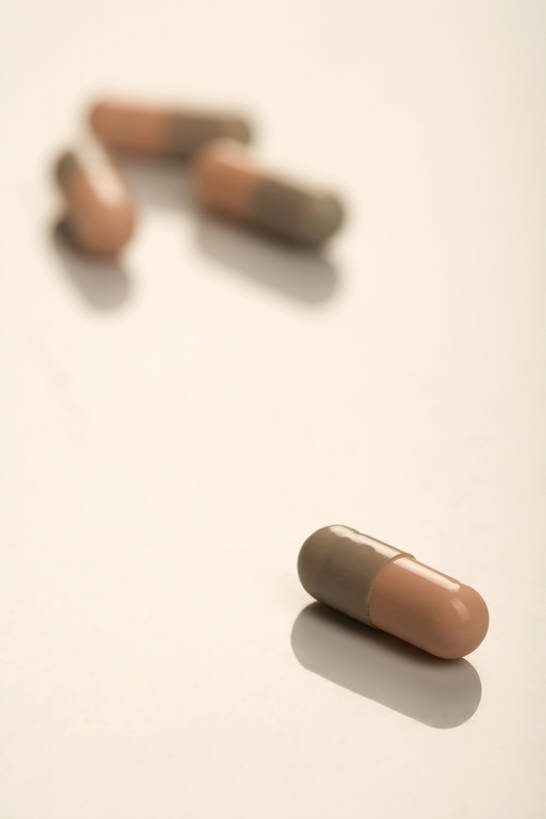 无人,竖图,白色背景,静物,药,检查,药丸,胶囊,粉色,灰色,四个,健康,摄影,药物,体检,医疗,疾病,简单,彩图,影棚拍摄,处方,体格检查,bj175