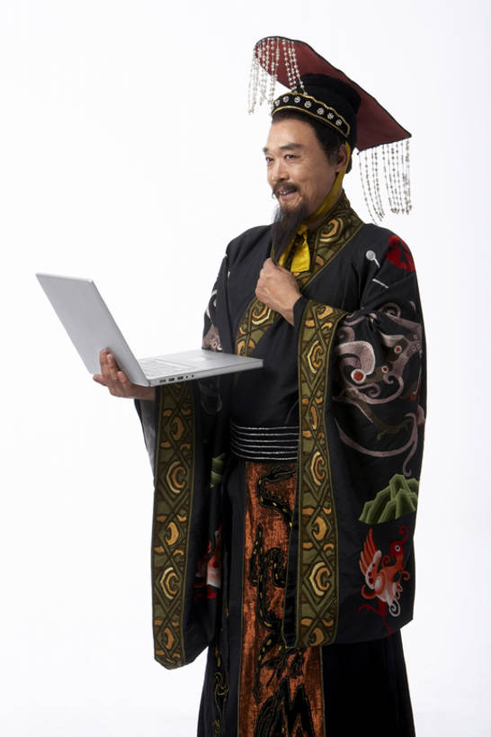 东方人,成年人,老年人,胡须,一个人,笑,微笑,露齿笑,竖图,留白,抠图,白色背景,正面,民族服装,快乐,兴奋,幸福,笔记本电脑,互联网,技术,仅一个男性,仅一个人,仅一个中年男性,表演,敲打,握,服装,艺术,电子邮件,古典,联系,历史,文化,输入,传统,刺激,扮演,衣服,打字,站着,握着,摄影,服饰,皇帝,点击,幽默,古装,敲击,便利,领导,享乐,中国文化,播放,反差,远古,秦朝,韵味,无线电技术,把握,无厘头,按键,计算机,老年男性,男人,男性,中年男性,亚洲人,中国人,胡子,络腮胡,彩图,影棚拍摄,传统服装,民俗服,装扮,欢乐,中国戏曲,传统文化,掌控,bj175