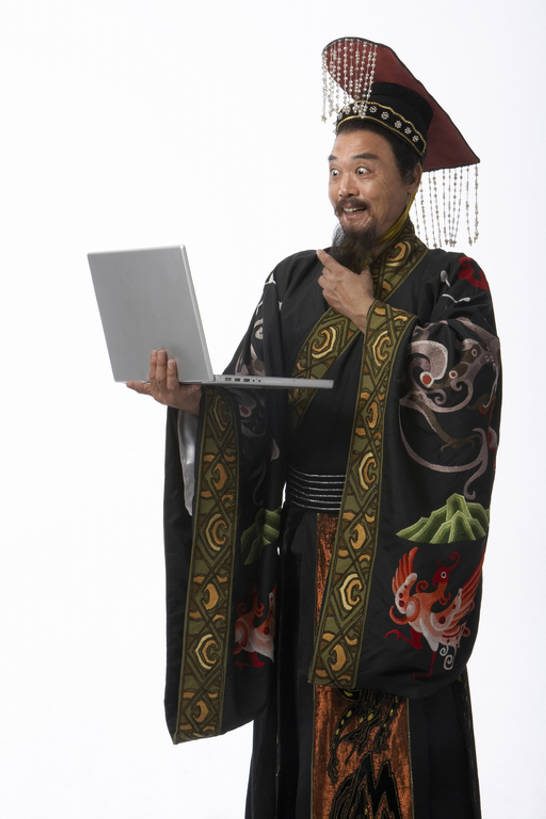 东方人,成年人,老年人,胡须,一个人,笑,微笑,露齿笑,竖图,留白,抠图,白色背景,正面,民族服装,快乐,兴奋,幸福,笔记本电脑,互联网,技术,仅一个男性,仅一个人,仅一个中年男性,表演,敲打,握,服装,艺术,电子邮件,古典,联系,历史,文化,输入,传统,刺激,扮演,衣服,打字,站着,握着,摄影,服饰,皇帝,点击,惊奇,幽默,古装,敲击,便利,领导,享乐,中国文化,播放,反差,远古,秦朝,韵味,无线电技术,把握,无厘头,按键,计算机,老年男性,男人,男性,中年男性,亚洲人,中国人,胡子,络腮胡,彩图,影棚拍摄,传统服装,民俗服,装扮,欢乐,中国戏曲,传统文化,掌控,bj175