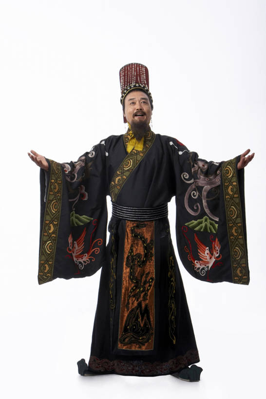 东方人,成年人,老年人,胡须,一个人,举,笑,微笑,露齿笑,竖图,留白,抠图,白色背景,正面,民族服装,快乐,幸福,仅一个男性,仅一个人,仅一个中年男性,表演,服装,艺术,古典,历史,文化,传统,扮演,衣服,手势,托,站着,张嘴,摄影,服饰,皇帝,古装,享乐,中国文化,播放,问候,张大嘴巴,远古,秦朝,韵味,老年男性,男人,男性,中年男性,亚洲人,中国人,胡子,络腮胡,张开嘴,举起,举手,举着,说话,向上举,向上伸,向上托,仰头,张开手臂,彩图,全身,影棚拍摄,传统服装,民俗服,装扮,欢乐,中国戏曲,打手势,传统文化,bj175