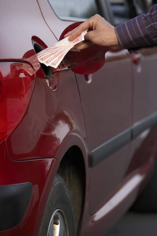 东方人,成年人,手,一个人,司机,竖图,室外,特写,白天,侧面,购物,钱,人民币,消费,石油,技术,汽车,北京,中国,亚洲,仅一个男性,环保,钱币,机动车,浪费,顾客,车,交通工具,轿车,决定,财富,钞票,金融,纸币,运输,摄影,能源,经济,回收,燃料,资源,石油工业,购买,载具,价格标签,选择,流通,选购,纸钞,贸易,汽油,利用,低碳,东亚,循环,油箱,血拼,持续,膨胀,货币,现金,男人,男性,年轻男性,亚洲人,中国人,年轻人,损失,摧残,蹂躏,糟践,糟踏,糟蹋,商业活动,bj175