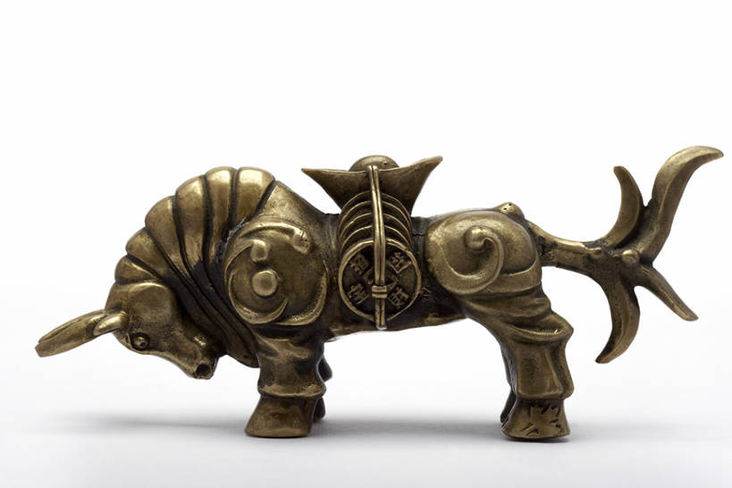 无人,横图,留白,白色背景,侧面,运气,成功,牛,静物,中国,亚洲,艺术,装饰,金属,雕刻,符号,十二生肖,装饰品,纪念品,工艺品,力量,颜色,财富,摄影,迅速,护身符,铜,中国文化,东亚,繁荣,彩图,影棚拍摄,金子,象征主义,bj175