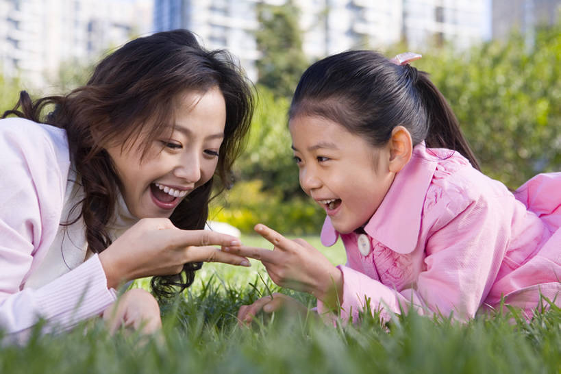 东方人,儿童,成年人,中年人,脸,头,脸颊,一个人,两个人,家庭,母亲,女儿,站,笑,微笑,露齿笑,横图,室外,白天,侧面,游戏,快乐,满意,幸福,纯洁,城市,建筑,中国,亚洲,仅一个女性,仅一个人,连接,并排,公寓,玩,休闲装,娱乐,肩膀,草,小孩,社区,趴着,站着,仅一个小孩,休闲,健康,温暖,温馨,母女,一家人,面对面,放松,可爱,亲密,童年,童趣,摄影,生活方式,活动,环境,猜拳,和睦,住房,享乐,愉悦,发泄,消遣,智力,房地产,童真,东亚,烂漫,无邪,陪同,宣泄,陪伴,无忧无虑,天真,男孩,男人,男性,女孩,女人,女性,亚洲人,中国人,孩子,头部,脸部,脸蛋,面部,休闲活动,躺着,玩耍,嬉戏,站立,彩图,爱,欢乐,深情,石头剪刀布,石头剪子布,融洽,男生,女生,居住区,伴随,bj175