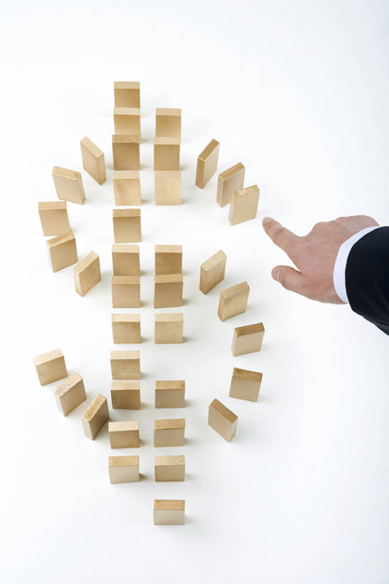 东方人,成年人,手,一个人,商务人士,竖图,特写,抠图,白色背景,商务,风险,仅一个男性,一排,许多,套装,对称,整齐,很多,排列,概念,手指,财富,金融,摄影,指着,脆弱,队列,多米诺,代表,开端,美元符号,男人,男性,亚洲人,中国人,彩图,高角度拍摄,影棚拍摄,多米诺效应,bj175