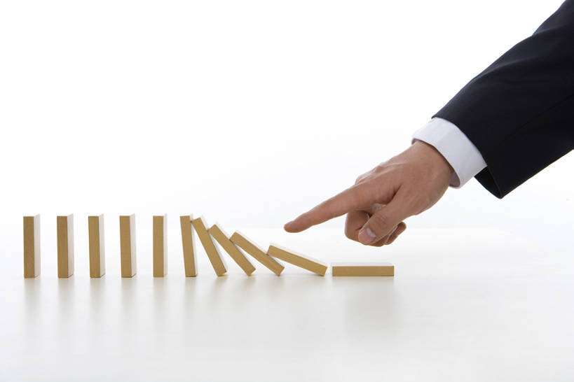 东方人,成年人,手,一个人,商务人士,推,横图,特写,留白,抠图,白色背景,侧面,商务,失败,风险,仅一个男性,一排,许多,对称,整齐,很多,排列,概念,手指,摄影,落下,动作,指着,脆弱,简单,队列,多米诺,代表,下移,开端,男人,男性,亚洲人,中国人,彩图,影棚拍摄,多米诺效应,bj175