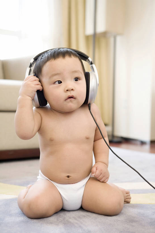 东方人,婴儿,儿童,一个人,客厅,坐,竖图,室内,白天,正面,纯洁,技术,中国,亚洲,仅一个人,握,小的,音乐,听,尿布,小孩,耳麦,健康,活力,可爱,童年,童趣,握着,摄影,活泼,生长,惊奇,起居室,愉悦,宝宝,童真,东亚,纯真,烂漫,无邪,开端,伶俐,天真,男性,亚洲人,中国人,孩子,触摸,坐着,彩图,全身,弱点,bj175