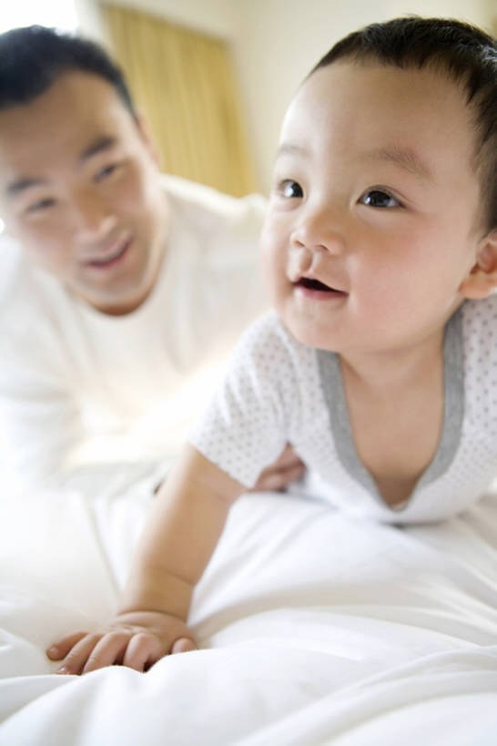 东方人,婴儿,儿童,成年人,两个人,家庭,父母,父亲,儿子,微笑,竖图,室内,特写,白天,正面,快乐,满意,幸福,纯洁,床,卧室,中国,亚洲,连接,握,小的,小孩,健康,温暖,温馨,父子,一家人,爬,放松,活力,可爱,亲密,探索,童年,童趣,握着,摄影,活泼,生长,和睦,享乐,关爱,亲情,宝宝,童真,东亚,纯真,烂漫,无邪,陪同,陪伴,开端,伶俐,天真,男人,男性,中年男性,亚洲人,中国人,孩子,躺着,坐着,彩图,欢乐,融洽,弱点,伴随,bj175