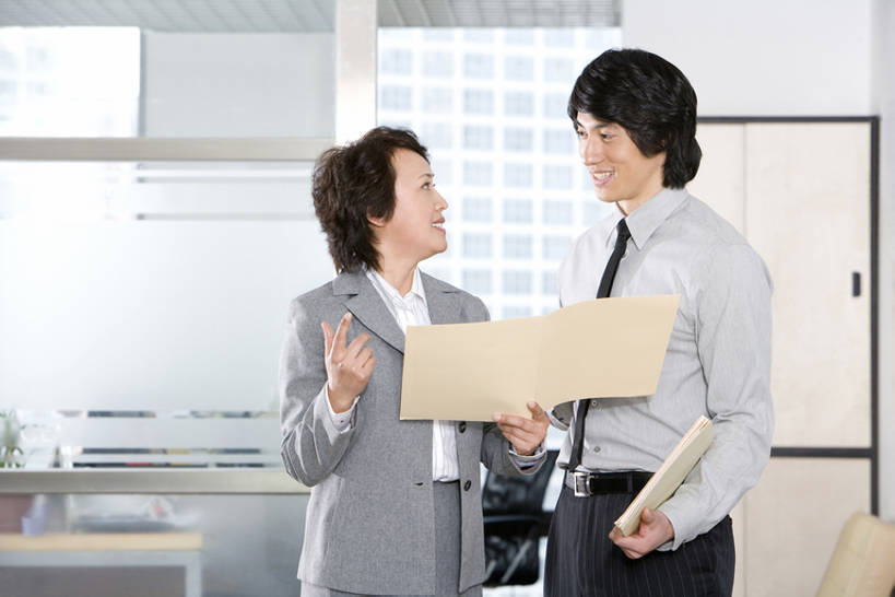 东方人,西方人,成年人,中年人,老年人,两个人,同事,商务人士,商务男性,商务女性,办公室,笑,微笑,横图,室内,白天,留白,侧面,衬衫,商务,讨论,通讯,成功,合作,团队,集体,信心,北京,欧洲,中国,欧洲人,亚洲,套装,正装,工作,文件,领带,队伍,站着,职业,办公大楼,读,摄影,领导,经理,成就,出示,商务装,合伙,领袖,工薪阶层,东亚,把握,老年女性,男人,男性,年轻男性,女人,女性,白种人,亚洲人,中国人,年轻人,白领,上班族,说话,半身,彩图,衬衣,建议,办公室职员,朝鲜族,掌控,bj175