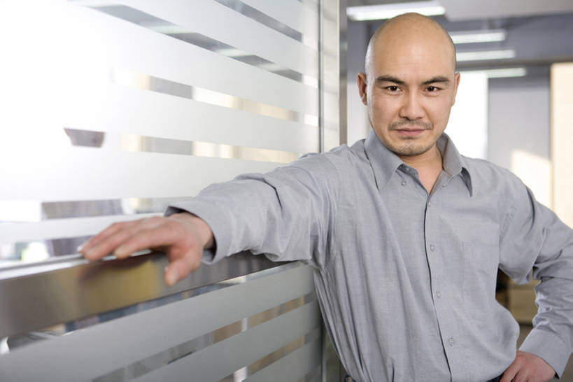 东方人,成年人,中年人,一个人,商务人士,商务男性,办公室,横图,室内,白天,正面,衬衫,商务,信心,北京,中国,亚洲,撑,套装,正装,领带,托腮,注视,观察,看,托,站着,职业,办公大楼,摄影,观看,察看,领导,合影,经理,关注,智力,托下巴,肖像,商务装,工薪阶层,东亚,可靠,把握,认真,男人,男性,中年男性,亚洲人,中国人,白领,上班族,半身,彩图,衬衣,首席执行官,掌控,bj175