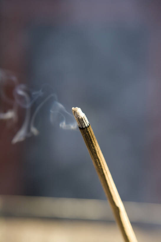 无人,竖图,特写,正面,运气,安全,静物,北京,中国,亚洲,燃烧,传统,一个,祈祷,熏香,烟,零售,摄影,宗教,佛教,单个,保护,部分,中国文化,东亚,宗教用品,东亚文化,雍和宫,构图,彩图,传统文化,传统节日,bj175