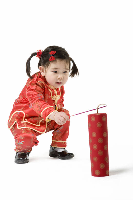 东方人,婴儿,儿童,一个人,蹲,竖图,留白,抠图,白色背景,正面,快乐,兴奋,幸福,纯洁,安全,鞭炮,中国,春节,亚洲,仅一个女性,仅一个人,握,旗袍,节日,庆祝,防护,传统,刺激,小孩,红色,焰火,点燃,仅一个小孩,概念,辫子,熏香,可爱,童年,童趣,握着,摄影,活泼,生活方式,保护,害怕,愉悦,中国文化,宝宝,保险,童真,东亚,纯真,烂漫,无邪,保全,周全,安稳,安定,元旦,伶俐,平安,天真,女孩,女人,女性,亚洲人,中国人,孩子,彩图,全身,影棚拍摄,传统服装,欢乐,焦距,女生,传统文化,传统节日,bj175
