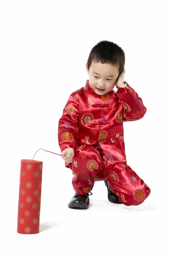 东方人,儿童,一个人,站,蹲,竖图,留白,抠图,白色背景,正面,快乐,兴奋,幸福,纯洁,安全,鞭炮,中国,春节,亚洲,仅一个男性,仅一个人,握,旗袍,节日,庆祝,防护,传统,刺激,小孩,红色,焰火,点燃,站着,仅一个小孩,概念,熏香,可爱,童年,童趣,握着,摄影,生活方式,保护,害怕,愉悦,中国文化,保险,童真,东亚,烂漫,无邪,保全,周全,安稳,安定,元旦,平安,天真,男孩,男人,男性,亚洲人,中国人,孩子,站立,彩图,全身,影棚拍摄,传统服装,欢乐,焦距,男生,传统文化,传统节日,bj175