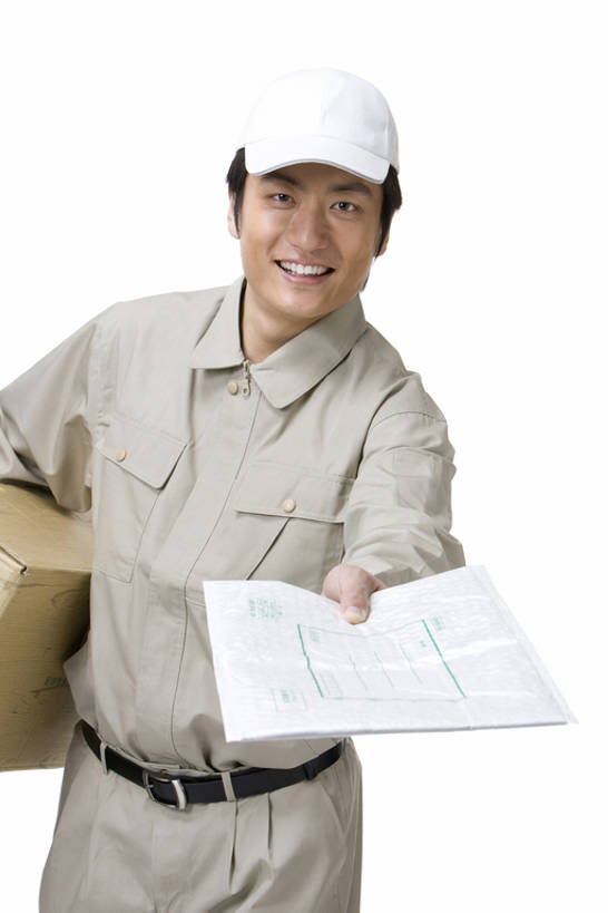 东方人,成年人,一个人,服务员,邮局,微笑,竖图,留白,抠图,白色背景,正面,制服,快乐,幸福,信心,中国,仅一个人,包装,邮件,注视,观察,看,站着,快递员,职业,服务,通信,摄影,观看,发送,察看,关注,运送,肖像,东亚,物流,可靠,信使,男人,男性,年轻男性,亚洲人,中国人,年轻人,服务生,侍者,张开手臂,彩图,影棚拍摄,给予,递送,bj175