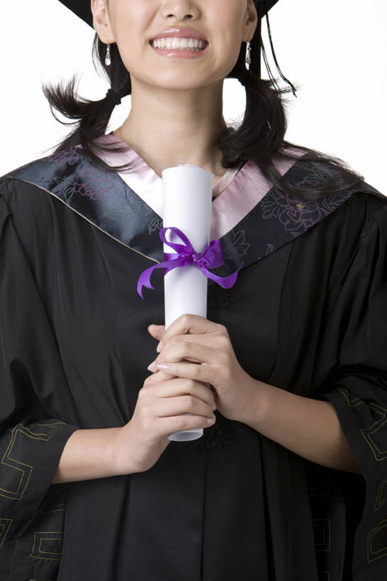 东方人,成年人,一个人,学生,竖图,抠图,白色背景,满意,兴奋,幸福,骄傲,成功,信心,中国,仅一个女性,握,文凭,教育,刺激,站着,握着,摄影,流苏,知识,享乐,学士帽,毕业生,毕业,成就,智力,学士服,东亚,垂布,学士袍,学位帽,年轻女性,女人,女性,亚洲人,中国人,年轻人,大学生,闭着眼睛,彩图,影棚拍摄,大学,bj175