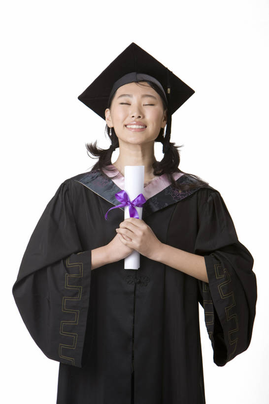 东方人,成年人,一个人,学生,竖图,留白,抠图,白色背景,正面,满意,兴奋,幸福,骄傲,成功,信心,中国,仅一个女性,握,文凭,教育,刺激,站着,握着,摄影,流苏,知识,享乐,学士帽,毕业生,毕业,成就,智力,学士服,东亚,垂布,学士袍,学位帽,年轻女性,女人,女性,亚洲人,中国人,年轻人,大学生,闭着眼睛,半身,彩图,影棚拍摄,大学,bj175