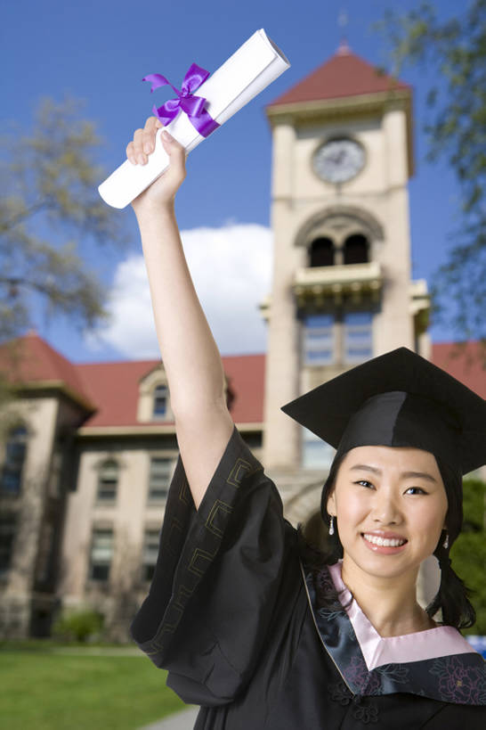 东方人,成年人,脸,头,脸颊,一个人,学生,学校,教学楼,举,竖图,室外,白天,正面,兴奋,幸福,骄傲,成功,信心,中国,仅一个女性,握,庆祝,文凭,教育,注视,校园,刺激,肩膀,树,观察,看,托,站着,教室,握着,摄影,流苏,观看,察看,知识,享乐,学士帽,毕业生,毕业,成就,关注,智力,学士服,东亚,垂布,学士袍,学位帽,年轻女性,女人,女性,亚洲人,中国人,年轻人,头部,脸部,脸蛋,面部,大学生,举起,举手,举着,向上举,向上伸,向上托,彩图,大学,教学大楼,bj175