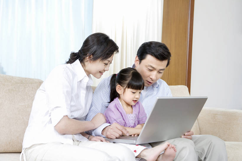 东方人,儿童,成年人,中年人,三个人,家庭,父母,母亲,父亲,女儿,儿子,客厅,坐,横图,室内,白天,侧面,通讯,幸福,纯洁,电脑,笔记本电脑,技术,沙发,北京,中国,亚洲,一排,连接,敲打,握,丰富,整齐,并排,网络,联系,休闲装,输入,通讯设备,排列,小孩,遥控器,打字,舒服,温暖,温馨,一家人,辫子,可爱,童年,童趣,搭,握着,摄影,生长,点击,敲击,和睦,无线,起居室,享乐,愉悦,搭着,队列,关爱,智力,出示,通信设备,无线网络,网上冲浪,计算机设备,无线上网,便携式电脑,童真,东亚,烂漫,无邪,陪同,无线电技术,陪伴,天真,按键,计算机,手提电脑,男人,男性,年轻女性,女孩,女人,女性,中年男性,亚洲人,中国人,孩子,年轻人,休闲活动,拥抱,坐着,半身,彩图,融洽,好奇心,宽屏,苹果笔记本,伴随,bj175