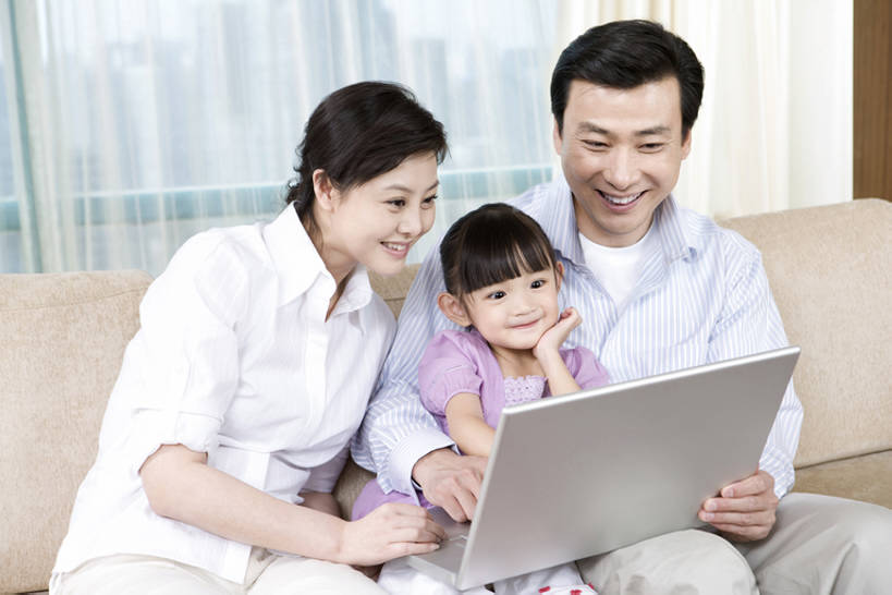 东方人,儿童,成年人,中年人,三个人,家庭,父母,母亲,父亲,女儿,儿子,客厅,坐,笑,微笑,露齿笑,横图,室内,白天,正面,通讯,幸福,纯洁,电脑,笔记本电脑,技术,沙发,北京,中国,亚洲,一排,连接,敲打,握,丰富,整齐,并排,网络,联系,休闲装,输入,通讯设备,排列,小孩,遥控器,打字,舒服,温暖,温馨,一家人,可爱,童年,童趣,搭,握着,摄影,生长,点击,惊奇,敲击,和睦,无线,起居室,享乐,愉悦,搭着,队列,关爱,智力,出示,通信设备,无线网络,网上冲浪,计算机设备,无线上网,便携式电脑,童真,东亚,烂漫,无邪,陪同,无线电技术,陪伴,天真,按键,计算机,手提电脑,男人,男性,年轻女性,女孩,女人,女性,中年男性,亚洲人,中国人,孩子,年轻人,休闲活动,拥抱,坐着,半身,彩图,融洽,好奇心,宽屏,苹果笔记本,伴随,bj175