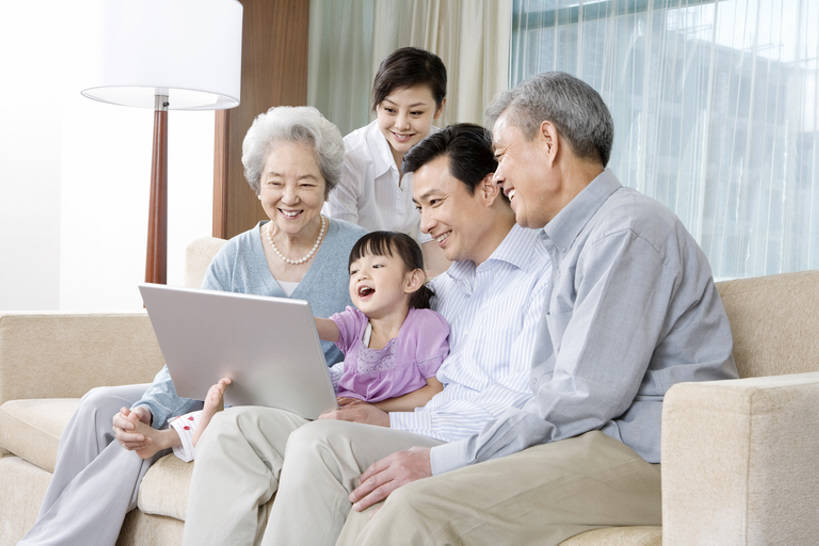 东方人,儿童,成年人,中年人,老年人,家庭,父母,母亲,父亲,女儿,儿子,祖父母,祖母,祖父,客厅,坐,笑,微笑,露齿笑,横图,室内,白天,侧面,通讯,幸福,纯洁,电脑,笔记本电脑,技术,沙发,北京,中国,亚洲,五个人,一排,连接,敲打,整齐,并排,网络,联系,休闲装,输入,通讯设备,排列,小孩,遥控器,打字,舒服,温暖,温馨,一家人,可爱,童年,童趣,摄影,生长,点击,敲击,和睦,无线,起居室,指着,享乐,愉悦,队列,关爱,智力,出示,通信设备,无线网络,网上冲浪,计算机设备,无线上网,便携式电脑,童真,东亚,烂漫,无邪,陪同,无线电技术,陪伴,想法,天真,按键,计算机,手提电脑,老年男性,老年女性,男人,男性,年轻女性,女孩,女人,女性,中年男性,亚洲人,中国人,孩子,年轻人,孙女,休闲活动,坐着,彩图,欢乐,融洽,好奇心,宽屏,苹果笔记本,伴随,bj175