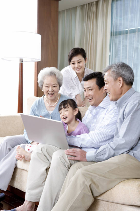 东方人,儿童,成年人,中年人,老年人,家庭,父母,母亲,父亲,女儿,儿子,祖父母,祖母,祖父,客厅,坐,笑,微笑,露齿笑,竖图,室内,白天,侧面,通讯,幸福,纯洁,电脑,笔记本电脑,技术,沙发,北京,中国,亚洲,五个人,一排,连接,敲打,整齐,并排,网络,联系,休闲装,输入,通讯设备,排列,小孩,遥控器,打字,舒服,温暖,温馨,一家人,可爱,童年,童趣,摄影,生长,点击,敲击,和睦,无线,起居室,指着,享乐,愉悦,队列,关爱,智力,出示,通信设备,无线网络,网上冲浪,计算机设备,无线上网,便携式电脑,童真,东亚,烂漫,无邪,陪同,无线电技术,陪伴,想法,天真,按键,计算机,手提电脑,老年男性,老年女性,男人,男性,年轻女性,女孩,女人,女性,中年男性,亚洲人,中国人,孩子,年轻人,孙女,休闲活动,坐着,彩图,欢乐,融洽,好奇心,宽屏,苹果笔记本,伴随,bj175