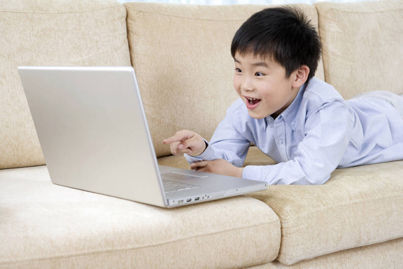 东方人,儿童,一个人,女儿,儿子,客厅,站,横图,室内,白天,侧面,纯洁,电脑,笔记本电脑,沙发,北京,中国,亚洲,仅一个男性,仅一个人,连接,敲打,网络,教育,联系,输入,通讯设备,刺激,小孩,打字,趴着,站着,张嘴,仅一个小孩,表情,可爱,童年,童趣,摄影,灵感,点击,惊奇,敲击,无线,起居室,指着,享乐,清新,通信设备,无线网络,网上冲浪,计算机设备,想象,张大嘴巴,无线上网,便携式电脑,童真,东亚,烂漫,无邪,无线电技术,天真,按键,计算机,手提电脑,男孩,男人,男性,亚洲人,中国人,孩子,张开嘴,休闲活动,躺着,站立,半身,彩图,欢乐,男生,好奇心,苹果笔记本,bj175