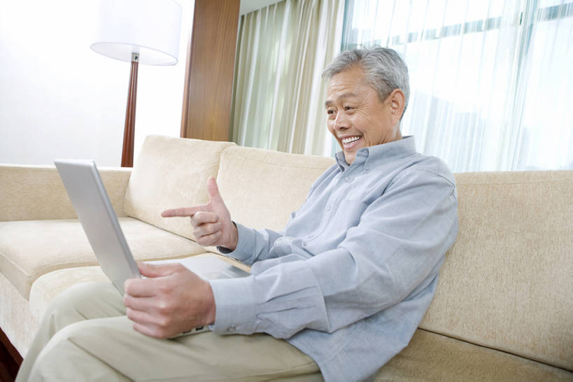 东方人,成年人,老年人,一个人,祖父母,祖父,客厅,横图,室内,白天,侧面,电脑,笔记本电脑,沙发,北京,中国,亚洲,仅一个人,连接,敲打,网络,联系,输入,通讯设备,刺激,打字,休闲,表情,放松,摄影,点击,惊奇,敲击,无线,起居室,指着,享乐,愉悦,清新,通信设备,无线网络,网上冲浪,计算机设备,无线上网,便携式电脑,东亚,无线电技术,按键,计算机,手提电脑,老年男性,男人,男性,亚洲人,中国人,休闲活动,彩图,欢乐,人老心不老,苹果笔记本,bj175