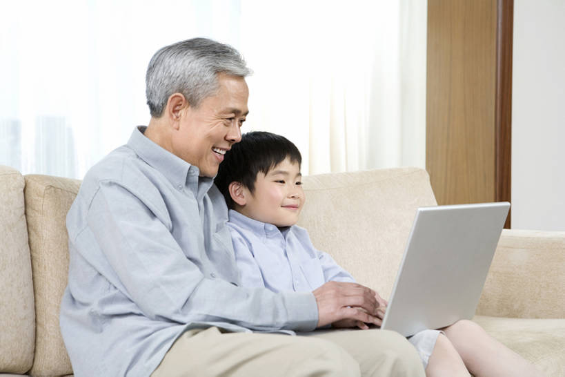 东方人,儿童,成年人,老年人,两个人,家庭,祖父母,祖父,客厅,站,笑,微笑,露齿笑,横图,室内,白天,侧面,幸福,纯洁,分享,电脑,笔记本电脑,沙发,北京,中国,亚洲,连接,敲打,网络,联系,输入,通讯设备,小孩,打字,站着,温暖,温馨,一家人,放松,可爱,童年,童趣,搭,摄影,点击,敲击,和睦,退休,无线,起居室,享乐,愉悦,搭着,关爱,通信设备,无线网络,网上冲浪,计算机设备,无线上网,便携式电脑,童真,东亚,烂漫,无邪,陪同,无线电技术,陪伴,天真,按键,计算机,手提电脑,老年男性,男孩,男人,男性,亚洲人,中国人,孩子,孙子,休闲活动,站立,坐着,彩图,融洽,男生,苹果笔记本,伴随,bj175