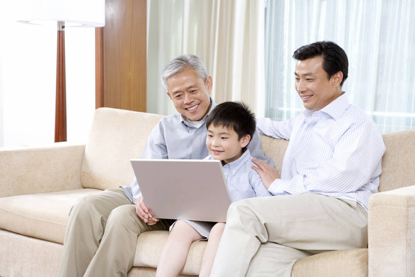 东方人,儿童,成年人,中年人,老年人,三个人,家庭,父母,父亲,女儿,儿子,祖父母,祖父,客厅,站,笑,微笑,露齿笑,竖图,室内,白天,正面,幸福,纯洁,分享,电脑,笔记本电脑,技术,窗户,家具,沙发,北京,中国,亚洲,一排,连接,敲打,握,整齐,并排,网络,公寓,联系,输入,通讯设备,排列,小孩,打字,看,站着,温暖,温馨,一家人,放松,可爱,童年,童趣,搭,握着,摄影,观看,点击,敲击,和睦,无线,起居室,享乐,搭着,队列,出示,通信设备,无线网络,网上冲浪,计算机设备,无线上网,便携式电脑,童真,东亚,烂漫,无邪,发展,陪同,无线电技术,陪伴,天真,按键,计算机,手提电脑,老年男性,男孩,男人,男性,中年男性,亚洲人,中国人,孩子,年轻人,全家福,孙子,站立,坐着,彩图,融洽,男生,苹果笔记本,伴随,bj175