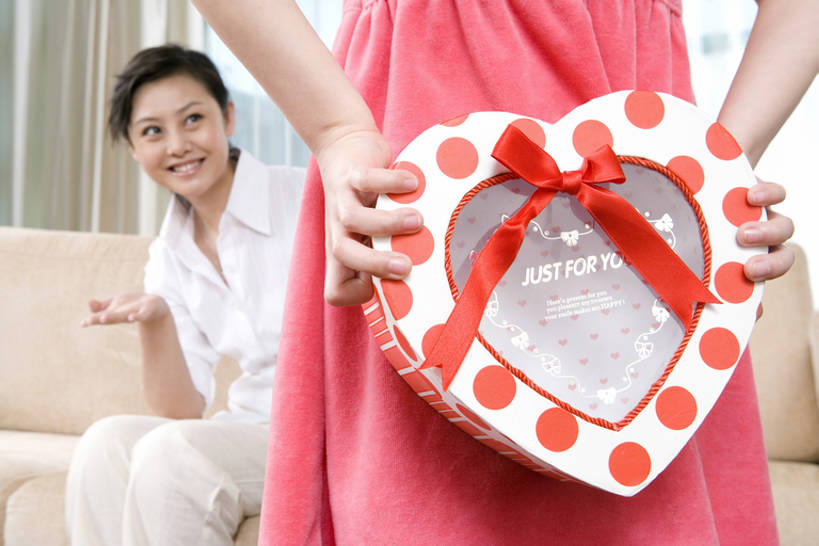 东方人,儿童,成年人,两个人,家庭,父母,母亲,女儿,儿子,客厅,笑,微笑,露齿笑,横图,室内,白天,幸福,纯洁,分享,沙发,礼物,北京,中国,母亲节,情人节,亚洲,连接,准备,刺激,盒子,小孩,背面,温暖,温馨,母女,一家人,可爱,童年,童趣,摄影,惊奇,和睦,起居室,隐藏,愉悦,童真,东亚,烂漫,无邪,背手,天真,年轻女性,女孩,女人,女性,亚洲人,中国人,孩子,年轻人,心型,半身,彩图,深情,融洽,bj175