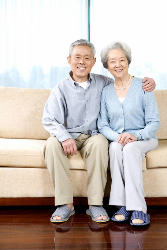 东方人,成年人,老年人,两个人,客厅,笑,微笑,露齿笑,竖图,室内,白天,正面,幸福,建材,窗户,地板,家具,沙发,建筑,北京,中国,亚洲,并排,材料,木板,木材,公寓,地面,注视,休闲装,木地板,木柴,拖鞋,观察,看,舒服,放松,搭,摄影,建造,木料,观看,察看,退休,起居室,搭着,关注,房地产,肖像,东亚,陪同,硬木,陪伴,老年男性,老年女性,男人,男性,女人,女性,亚洲人,中国人,年轻人,拥抱,坐着,彩图,全身,伴随,bj175