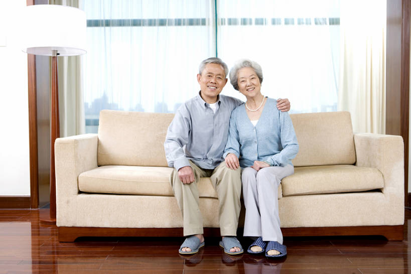 东方人,成年人,老年人,两个人,客厅,笑,微笑,露齿笑,横图,室内,白天,正面,幸福,建材,窗户,地板,家具,沙发,建筑,北京,中国,亚洲,并排,材料,木板,木材,公寓,地面,注视,休闲装,木地板,木柴,拖鞋,观察,看,舒服,放松,搭,摄影,建造,木料,观看,察看,退休,起居室,搭着,关注,房地产,肖像,东亚,陪同,硬木,陪伴,老年男性,老年女性,男人,男性,女人,女性,亚洲人,中国人,年轻人,拥抱,坐着,彩图,全身,伴随,bj175