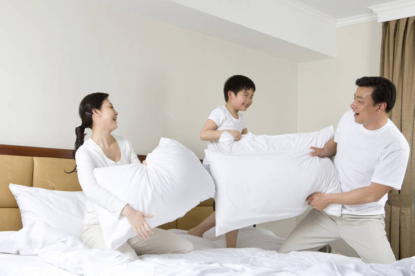 东方人,儿童,成年人,中年人,三个人,家庭,父母,母亲,父亲,女儿,儿子,站,笑,微笑,横图,室内,白天,侧面,游戏,快乐,幸福,纯洁,床,家具,卧室,北京,中国,亚洲,连接,睡衣,毯子,公寓,打,玩,光脚,娱乐,刺激,小孩,枕头,站着,张嘴,休闲,温暖,温馨,一家人,赤脚,放松,活力,解压,可爱,淘气,童年,童趣,摄影,生长,活动,动作,和睦,享乐,愉悦,发泄,消遣,智力,缓解,张大嘴巴,童真,东亚,烂漫,无邪,陪同,宣泄,陪伴,无忧无虑,天真,男孩,男人,男性,年轻女性,女人,女性,中年男性,亚洲人,中国人,孩子,年轻人,张开嘴,休闲活动,躺着,玩耍,嬉戏,站立,彩图,全身,欢乐,深情,枕头大战,融洽,男生,人老心不老,伴随,真实,bj175