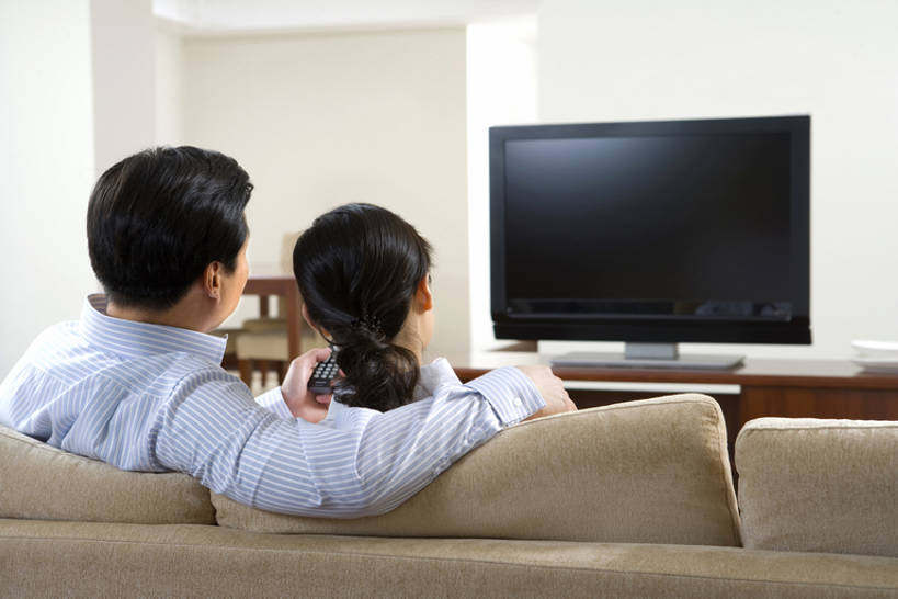 东方人,成年人,中年人,两个人,家庭,客厅,横图,室内,白天,技术,家具,沙发,电视,北京,中国,亚洲,握,并排,公寓,注视,背面,遥控器,观察,看,休闲,舒服,温暖,温馨,一家人,放松,搭,握着,摄影,观看,和睦,察看,起居室,搭着,关注,彩电,房地产,选择,东亚,陪同,彩色电视机,显像管屏,显像管屏幕,陪伴,男人,男性,年轻女性,女人,女性,中年男性,亚洲人,中国人,年轻人,电视机,休闲活动,拥抱,坐着,半身,彩图,深情,融洽,宽屏,伴随,bj175