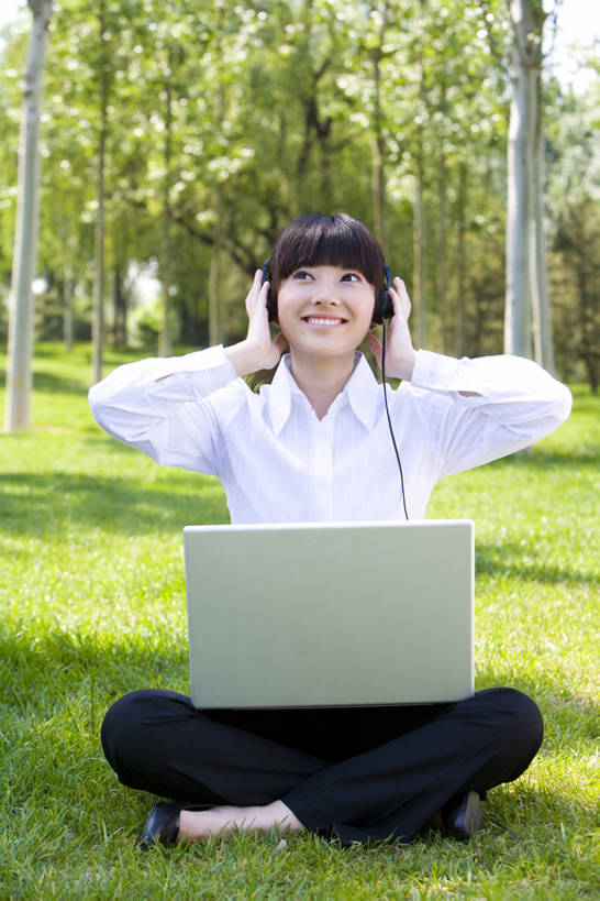 东方人,成年人,一个人,商务人士,服务员,电话接线员,技术人员,商务女性,公园,笑,打电话,微笑,露齿笑,竖图,室外,白天,正面,商务,快乐,满意,通讯,幸福,笔记本电脑,技术,草地,草坪,北京,中国,亚洲,仅一个年轻女性,仅一个女性,仅一个人,敲打,握,正装,联系,音乐,听,输入,草,树,绿色,自然,耳机,打字,职业,休闲,放松,握着,遮,遮掩,摄影,灵感,点击,敲击,环境,呼叫中心,掩盖,享乐,遮挡,成就,销售,网上冲浪,蓝牙,贩卖,东亚,遮盖,掩饰,可靠,无线电技术,按键,计算机,年轻女性,女人,女性,亚洲人,中国人,年轻人,白领,服务生,侍者,休闲活动,技术员,盘着腿坐,坐着,彩图,全身,欢乐,办公室职员,捂住,操作员,bj175