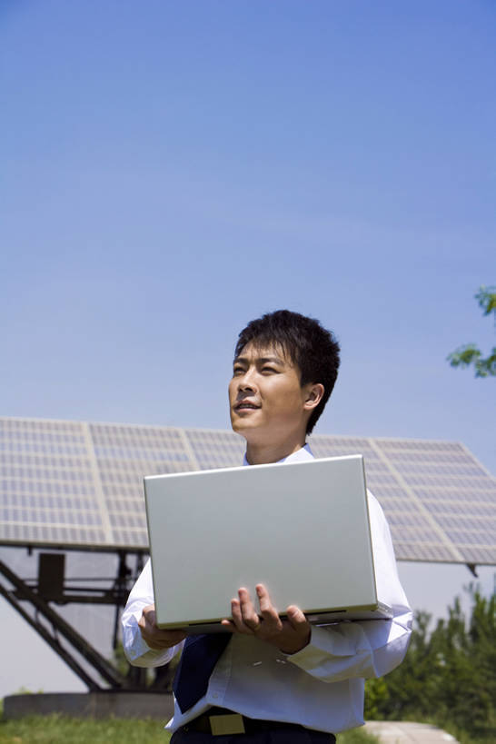 东方人,成年人,一个人,商务人士,技术人员,商务男性,微笑,竖图,室外,白天,留白,正面,侧面,衬衫,商务,快乐,满意,通讯,幸福,成功,信心,笔记本电脑,互联网,技术,太阳能,北京,中国,亚洲,仅一个男性,仅一个人,敲打,握,套装,正装,领带,联系,注视,输入,草,仅一个年轻男性,蓝色,蓝天,天空,自然,打字,观察,看,站着,职业,服务,握着,摄影,能源,观看,技巧,点击,敲击,环境,察看,享乐,象征,庄重,成就,关注,决心,手艺,商务装,身份,工薪阶层,东亚,替代能源,环境保护,正式,地位,无线电技术,太阳电池板,贡献,技能,技艺,能力,按键,计算机,男人,男性,年轻男性,亚洲人,中国人,年轻人,白领,上班族,技术员,半身,彩图,衬衣,欢乐,妙技,办公室职员,本领,精力,太阳能发电站,动机,bj175