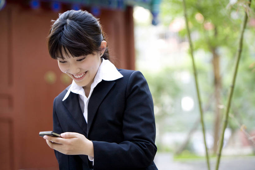 东方人,成年人,脸,头,脸颊,一个人,商务人士,商务女性,举,笑,打电话,微笑,露齿笑,横图,室外,特写,白天,正面,商务,快乐,通讯,幸福,技术,手机,北京,中国,亚洲,仅一个年轻女性,仅一个女性,仅一个人,连接,握,套装,正装,联系,拨打,肩膀,托,站着,职业,握着,摄影,技巧,享乐,愉悦,发短信,手艺,东亚,无线电技术,技能,技艺,年轻女性,女人,女性,亚洲人,中国人,年轻人,头部,脸部,脸蛋,面部,白领,举起,举手,举着,向上举,向上伸,向上托,半身,彩图,欢乐,妙技,办公室职员,本领,bj175