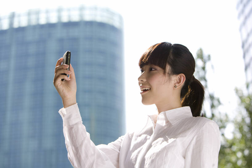 东方人,成年人,一个人,商务人士,商务女性,打电话,微笑,横图,室外,白天,侧面,度假,商务,快乐,满意,通讯,幸福,技术,美景,城市风光,城市,建筑,手机,北京,中国,亚洲,仅一个年轻女性,仅一个女性,仅一个人,连接,握,正装,景观,联系,拨打,娱乐,看,站着,职业,享受,休闲,办公大楼,景色,放松,握着,摄影,技巧,享乐,都市风光,发短信,手艺,东亚,繁荣,无线电技术,技能,技艺,金融区,年轻女性,女人,女性,亚洲人,中国人,年轻人,白领,半身,彩图,欢乐,高层建筑,中央商务区,妙技,办公室职员,本领,bj175