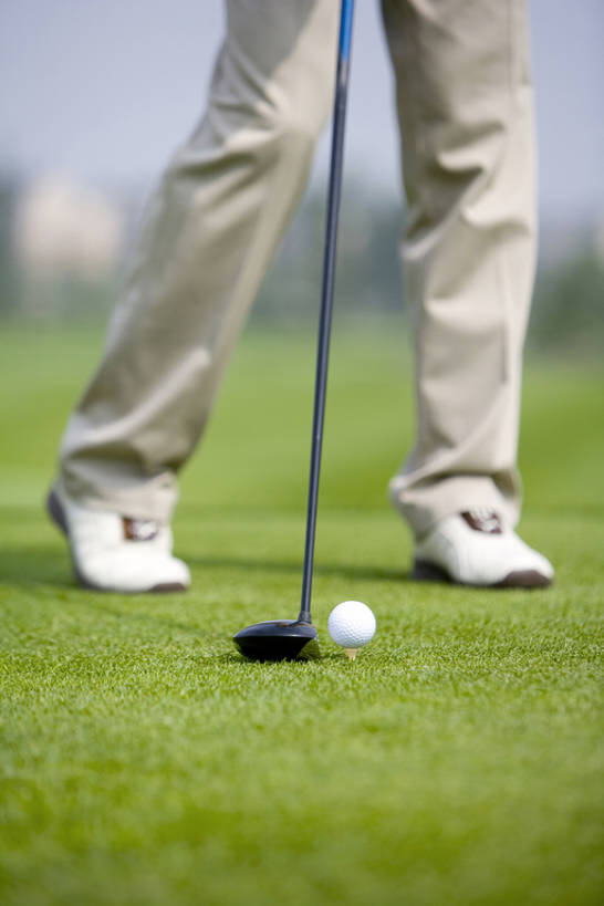 东方人,成年人,中年人,老年人,一个人,运动员,站,室外,特写,白天,运动服,快乐,兴奋,骄傲,成功,胜利,运动,信心,竞争,草地,中国,亚洲,仅一个男性,仅一个人,仅一个中年男性,挥杆,摇摆,准备,高尔夫球,庭院,球座,郊区,训练,开球,拿着,注视,草,绿色,自然,观察,看,休闲,健康,放松,活力,力量,自信,击打,人体,生活方式,观看,宁静,察看,退休,高尔夫球杆,享乐,愉悦,关注,华贵,爱好,户外活动,足,东亚,北京市,技能,体育活动,高尔夫球运动,老年男性,男人,男性,中年男性,亚洲人,中国人,休闲活动,半身,彩图,欢乐,开心,居住区,高尔夫鞋,bj175