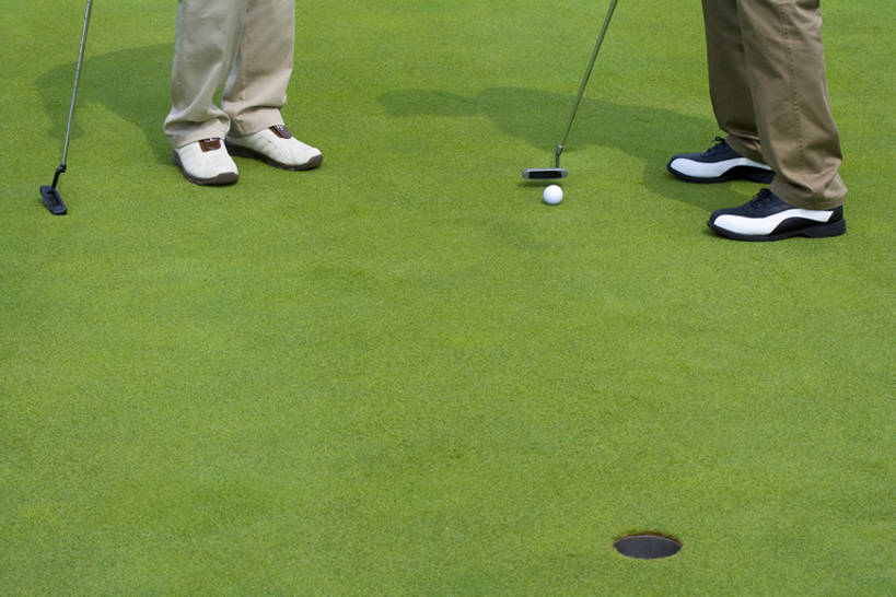 成年人,两个人,运动员,室外,留白,运动,竞争,草地,亚洲,高尔夫球,瓷器,球洞,洞,草,绿色,休闲,健康,放松,准确,高尔夫球杆,愉悦,爱好,户外活动,东亚,北京市,技能,体育活动,高尔夫球运动,老年男性,男人,男性,休闲活动,半身,彩图,bj175