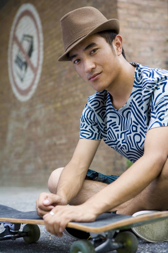 东方人,成年人,一个人,微笑,竖图,室外,白天,正面,时尚,快乐,幸福,帽子,北京,中国,亚洲,仅一个男性,仅一个人,握,注视,休闲装,仅一个年轻男性,观察,看,休闲,放松,个性,活力,握着,摄影,生活方式,滑板,观看,察看,酷,享乐,愉悦,关注,肖像,爱好,东亚,男人,男性,年轻男性,亚洲人,中国人,年轻人,休闲活动,盘着腿坐,坐着,彩图,欢乐,滑板运动,长度,bj175