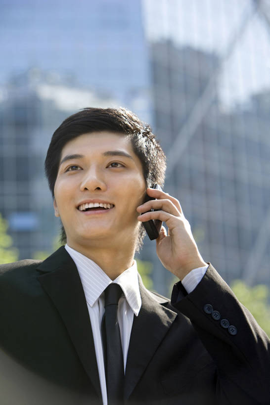东方人,成年人,一个人,商务人士,商务男性,办公室,笑,打电话,微笑,露齿笑,室外,白天,正面,衬衫,西装,商务,快乐,通讯,幸福,热情,成功,信心,技术,城市,建筑,手机,北京,中国,亚洲,仅一个男性,仅一个人,握,套装,正装,领带,联系,注视,仅一个年轻男性,观察,看,站着,职业,办公大楼,握着,摄影,观看,察看,享乐,都市风光,关注,商务装,便携式,工薪阶层,智能手机,东亚,一套,无线电技术,男人,男性,年轻男性,亚洲人,中国人,年轻人,白领,上班族,电话机,说话,半身,彩图,衬衣,高层建筑,中央商务区,bj175