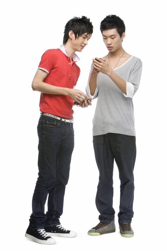 东方人,成年人,两个人,竖图,留白,抠图,白色背景,正面,T恤衫,时尚,讨论,游戏,快乐,通讯,友谊,幸福,技术,科技,手机,握,联系,玩,休闲装,娱乐,站着,休闲,放松,活力,亲密,握着,摄影,游戏机,生活方式,活动,便利,掌上游戏机,享乐,愉悦,发泄,消遣,智力,掌机,陪同,便携式游戏机,手提游戏机,宣泄,无线电技术,陪伴,男人,男性,年轻男性,亚洲人,中国人,年轻人,休闲活动,说话,玩耍,嬉戏,彩图,全身,影棚拍摄,欢乐,计算机游戏,伴随,bj175